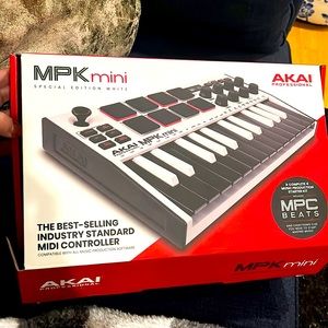 MPK mini AKAI professional compact keyboard and pad mini controller